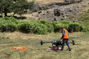 Imatge del dron que transporta material a zones d’alta muntanya. - MARTA LLUVICH/ACN