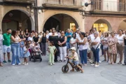 Minut de silenci ahir a Agramunt en record de les víctimes de l’incendi. - LAIA PEDRÓS