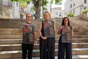 Els membres de la comissió artística i direcció del Festival, Marc Castellà, Estefania Balcells i Laia Puig, durant la presentació