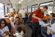 L’interior dels combois anava ple de turistes en el primer trajecte. - E.FARNELL