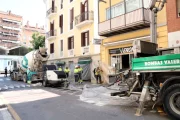 Els operaris, reparant el forat de vuit metres de diàmetre. - ACN