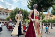 La cercavila que va donar inici a la festa de Balaguer amb els gegants i capgrossos pel centre. - R. BALAGUER