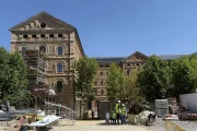 La façana del centre en obres, que ahir van visitar representants de la Generalitat i del bisbat. - ACN