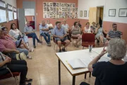 La reunió que va celebrar l’associació del Camí de la Mariola sobre el Plater al local de Malgovern. - PAU PASCUAL PRAT