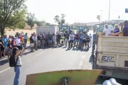 Unes 60 persones amb una trentena de tractors van tallar ahir durant quatre hores la C-14 a Tàrrega. - LAIA PEDRÓS