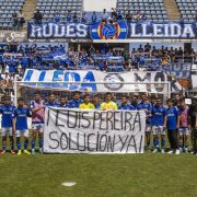 La plantilla va exhibir aquesta pancarta davant de l’Espanyol B reclamant a Luis Pereira els diners que deu. - JORDI ECHEVARRIA