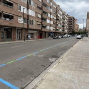 Places de zona verda sense ocupar ahir al carrer Segrià, a Joc de la Bola. - MARC CARBONELL
