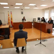 L’alcalde de Naut Aran, César Ruiz-Canela Nieto (CA), ahir al banc dels acusats del jutjat. - AMADO FORROLLA