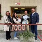 Els pares del nounat al centre juntament amb l’alcalde, Manel Solé, a la dreta. - AJUNTAMENT DE LA GRANJA D’ESCARP