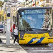 Persones pujant i baixant d’un autobús de la línia 5 dijous passat. - PAU PASCUAL PRAT