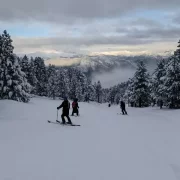 Esquiadors gaudint de la neu a les pistes de Port Ainé durant la jornada d’ahir. - FGC