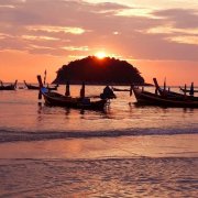 Phuket és una de les illes més grans de Tailàndia,
reconeguda mundialment per les seves platges, on si el
temps acompanya es pot gaudir de belles postes de sol.