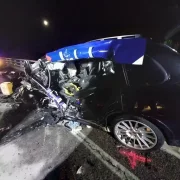 Estat d’un dels cotxes després de la col·lisió frontal a la C-14.