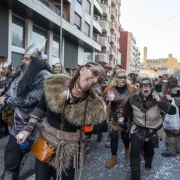 La previsió d’una meteorologia adversa no va aigualir l’alegria i les ganes de Carnaval dels lleidatans. - PAU PASCUAL PRAT
