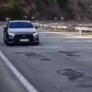 Un cotxe passant per l'Eix Pirienc, l'N-260.