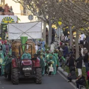 Les carrosses i les comparses van prendre ahir els carrers del centre per celebrar l’arribada del reg a la localitat. - JORDI ECHEVARRIA