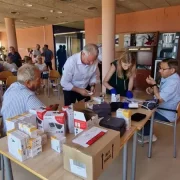 Un moment del cribratge ahir als Alamús en el qual van participar una trentena de veïns. - A.E.A.