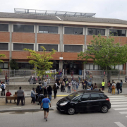 Pares i alumnes ahir a l’hora de la sortida de classe al col·legi Frederic Godàs de Cappont, a Lleida.