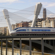 Un tren AVE saliendo de Lleida, a la altura del puente de Príncep de Viana.