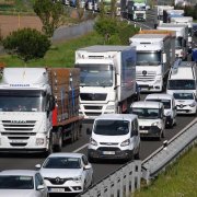 Imagen de archivo de colas en la autovía por un accidente