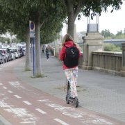 Imagen de archivo de una mujer en patinete eléctrico por el carril bici de avenida del Segre. 