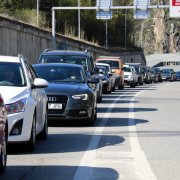 Cotxes circulant en direcció a Andorra, just abans de travessar la frontera.