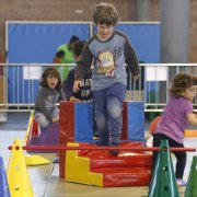 Nens i nenes juguen al parc de psicomotricitat del Cucalòcum de Primavera