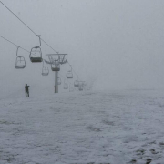 La nieve llegó ayer a cotas altas del Pirineo y nevó en el Port de la Bonaigua, en el Pallars Sobirá.