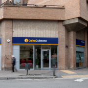 Imatge de l’oficina bancària que té CaixaGuissona al passeig de Ronda, a Lleida.