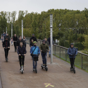 Imagen de archivo de usuarios de patinete eléctrico en Lleida. 