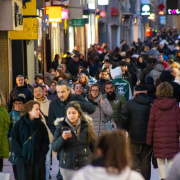 Vista general de ciutadans passejant per l’Eix Comercial de Lleida ciutat.
