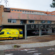 Façana del servei d’Urgències de l’hospital Arnau de Vilanova.