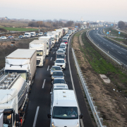 Imatge del tractor bolcat ahir a Castelldans. A la dreta, llargues cues a la tarda a l’autovia per un accident a Castellnou de Seana.
