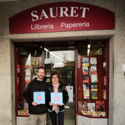 Oriol Jové i Núria Sauret, amb el llibre a la llibreria Sauret.