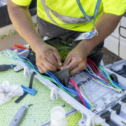 Els treballs per reparar els cables de fibra òptica danyats.
