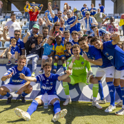 Jugadors del Lleida celebren la victòria amb l’afició en l’anterior partit al Camp d’Esports.