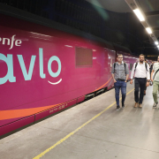 Un tren Avlo a l’estació de Lleida.