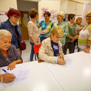 La recollida de firmes contra el trasllat del CAP de Cappont va començar l’octubre de l’any passat.