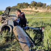 Agents dels Mossos d’Esquadra investigant ahir l’accident de l’helicòpter en un camp a Vilanova de l’Aguda.