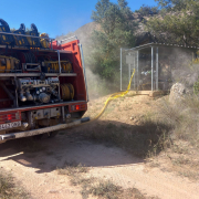Un camió de Bombers se subministra d’aigua del Garrigues Sud.