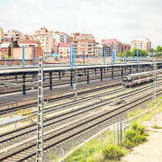 Les vies de tren entre l’estació i Comtes d’Urgell.