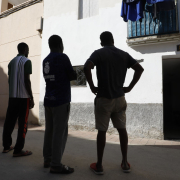 Tres dels quatre habitants del pis del carrer Nou de la Portella, davant la façana de l’edifici.