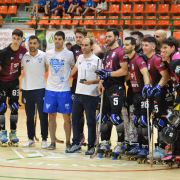Edu Amat i Nuno Paiva, amb els trofeus de millor tècnic i jugador de l’últim mes a l’OK Lliga, posen amb la resta de la plantilla.