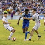 Quadri intenta avançar entre dos jugadors del Ieclà.