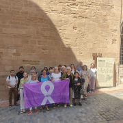 Minut de silenci ahir davant del Parador del Roser de Lleida per condemnar els últims assassinats masclistes a l’Estat.