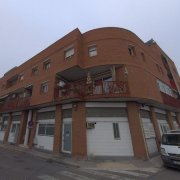 El edificio de la avenida Artesa de Lleida en el que Hacienda subasta un piso.