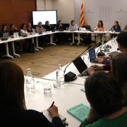 Primera reunió de la comissió per analitzar l'ús de les pantalles, amb la consellera Esther Niubó al centre.