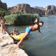 El pantano tiene una capacidad de 10 hm3 provenientes de las aguas del Rio Segre y la Noguera Pallaresa.