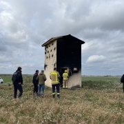 Bombers i agents rurals en una de les torres cremades.