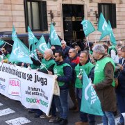 Manifestants amb una capçalera i banderes de la CSIF davant de la Delegació del Govern a Catalunya